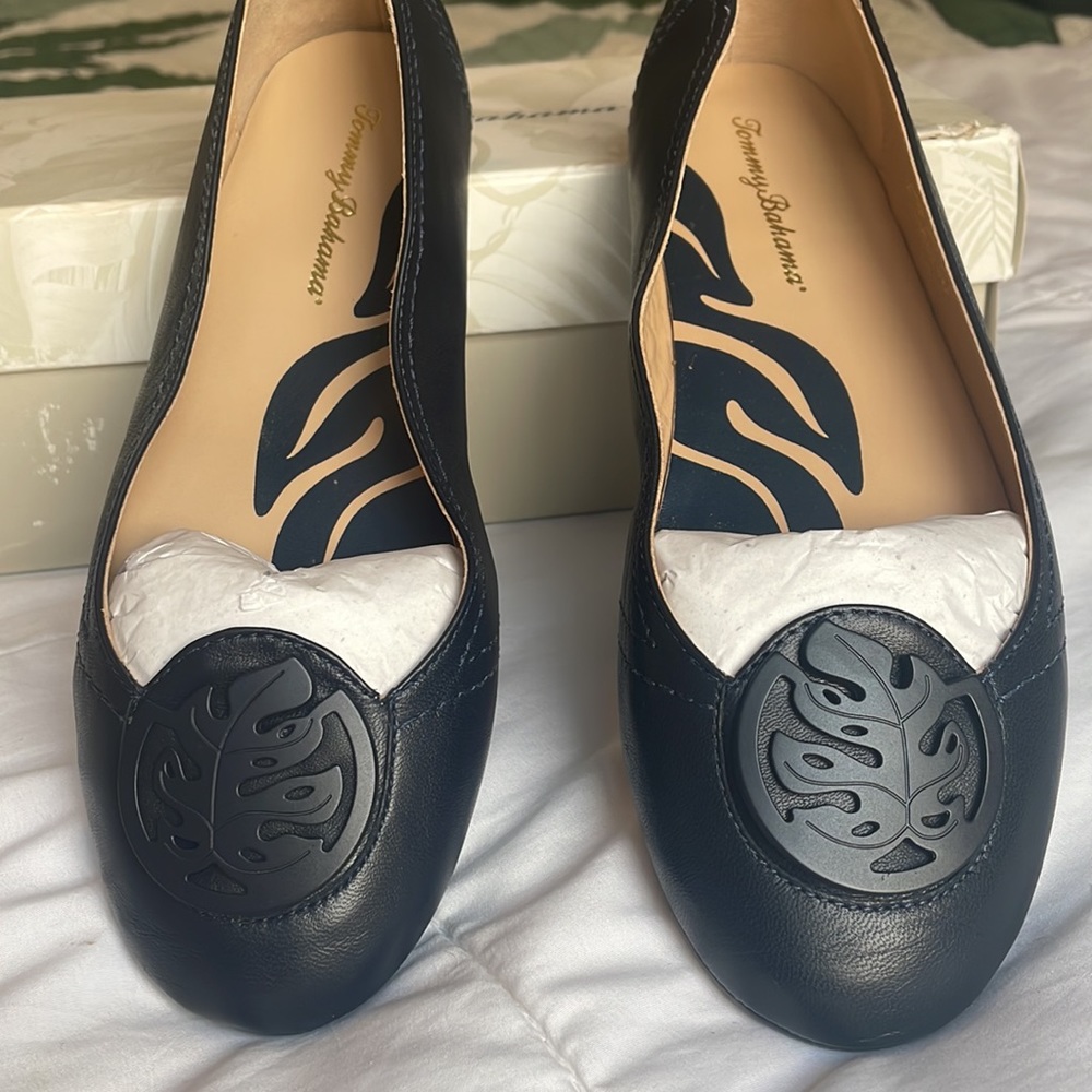 NEW in box Tommy Bahama “Athens Floral”size 7 1/2 flats